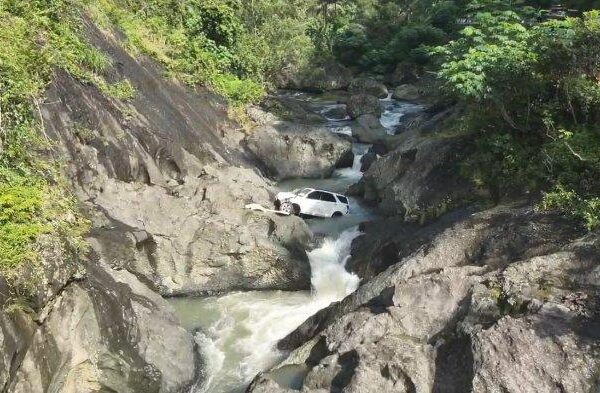 mobil terjun jurang di sempor kebumen 1