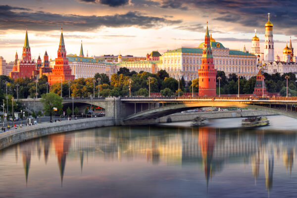 Perubahan Sosial dan Gaya Hidup: Moskow 2000 Dengan Era Saat Ini