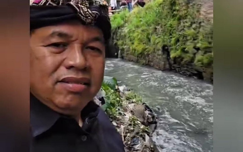 Loyalitas Tanpa Batas Untuk Rakyat: Detik-Detik Dedi Mulyadi Nyebur ke Sungai Penuh Sampah, Ajak Pejabat Lain Nyemplung!! 2 image 47