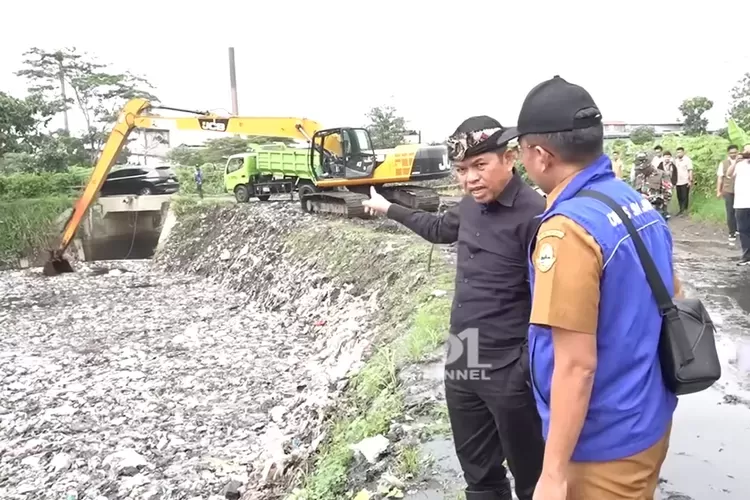 Loyalitas Tanpa Batas Untuk Rakyat: Detik-Detik Dedi Mulyadi Nyebur ke Sungai Penuh Sampah, Ajak Pejabat Lain Nyemplung!! 5 image 48