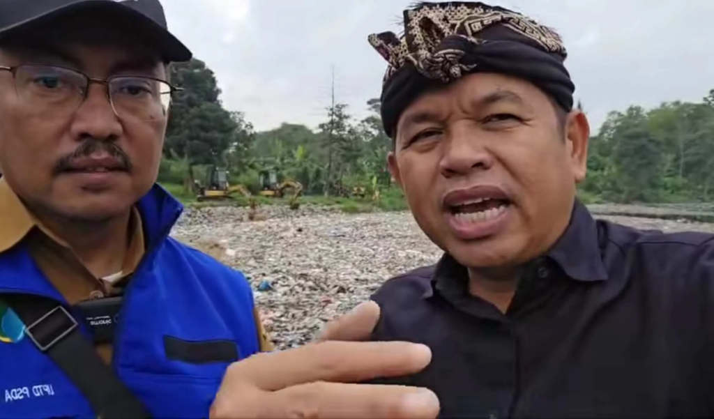 Loyalitas Tanpa Batas Untuk Rakyat: Detik-Detik Dedi Mulyadi Nyebur ke Sungai Penuh Sampah, Ajak Pejabat Lain Nyemplung!! 4 image 50