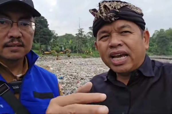 Loyalitas Tanpa Batas Untuk Rakyat: Detik-Detik Dedi Mulyadi Nyebur ke Sungai Penuh Sampah, Ajak Pejabat Lain Nyemplung!!