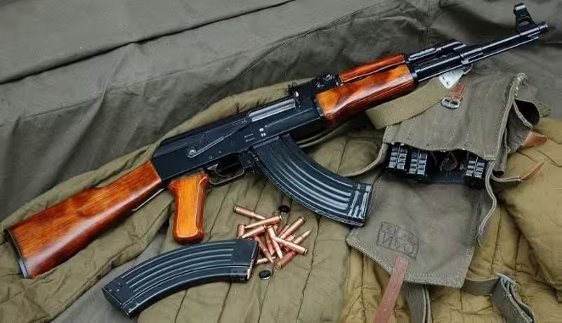 Beda Nasib Pencipta AK-47 dan M16: Sebuah Analisis Mendalam