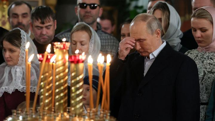 Presiden Vladimir Putin Hadiri Misa Paskah Ortodoks di Katedral Kristus Sang Juru Selamat, Moskow 4 image 158