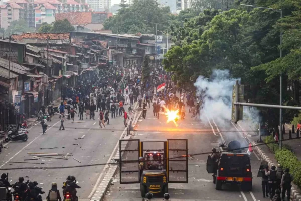 Ricuh Besar! Aksi Mahasiswa Guncang Gedung DPR