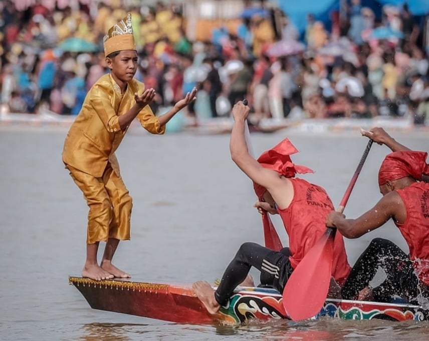 Tradisi Lokal Indonesia Perkuat Semangat Kemerdekaan 2025: 7 Ritual Warisan yang Masih Hidup 2 Tradisi Lokal Indonesia Perkuat Semangat Kemerdekaan 2025: 7 Ritual Warisan yang Masih Hidup
