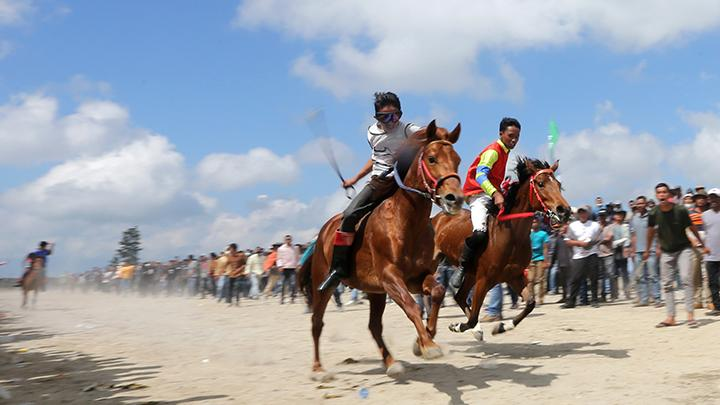 Tradisi Lokal Indonesia Perkuat Semangat Kemerdekaan 2025: 7 Ritual Warisan yang Masih Hidup 6 Tradisi Lokal Indonesia Perkuat Semangat Kemerdekaan 2025: 7 Ritual Warisan yang Masih Hidup