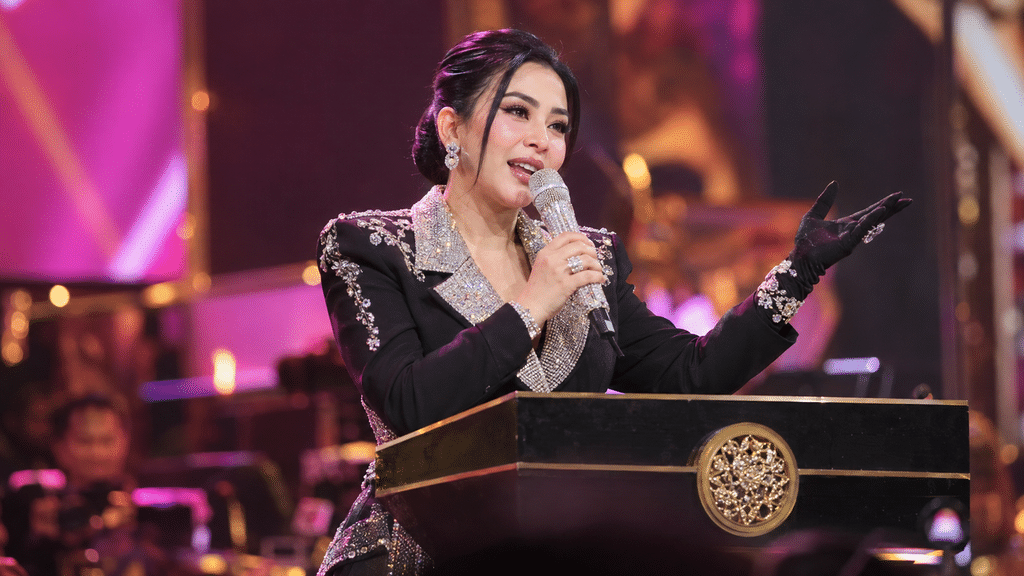 Syahrini Deklarasi Partai Incess Indonesia, Ini Alasannya 2 Syahrini berbicara jenaka di hadapan mikrofon mendeklarasikan Partai Incess Indonesia di panggung festival.